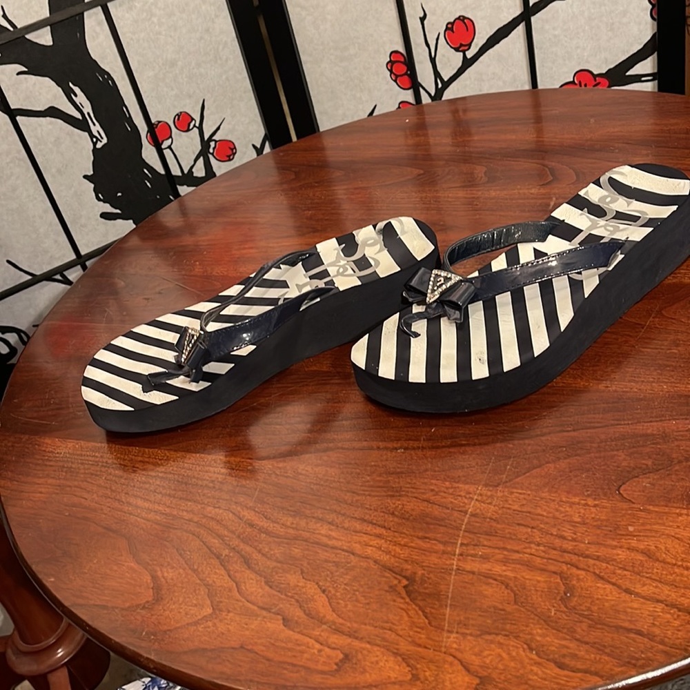 Guess Flip Flops - Picture 8 of 11